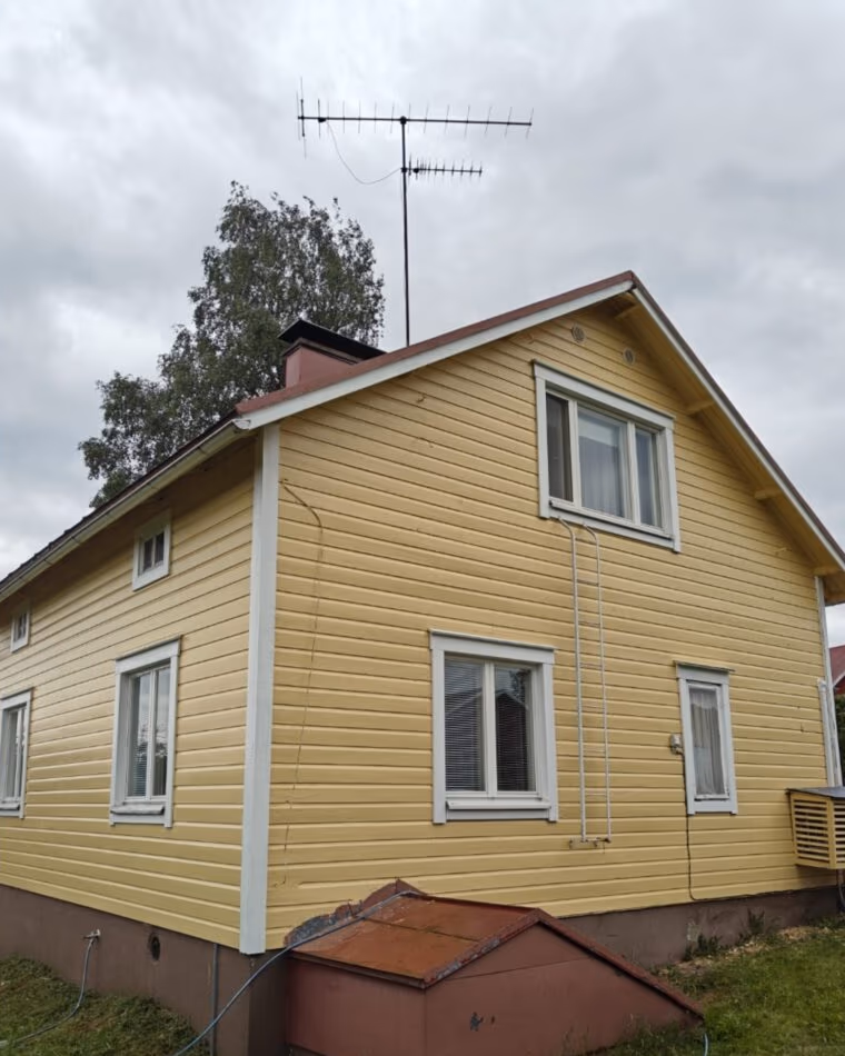 Vastamaalattu puinen ulkoverhous