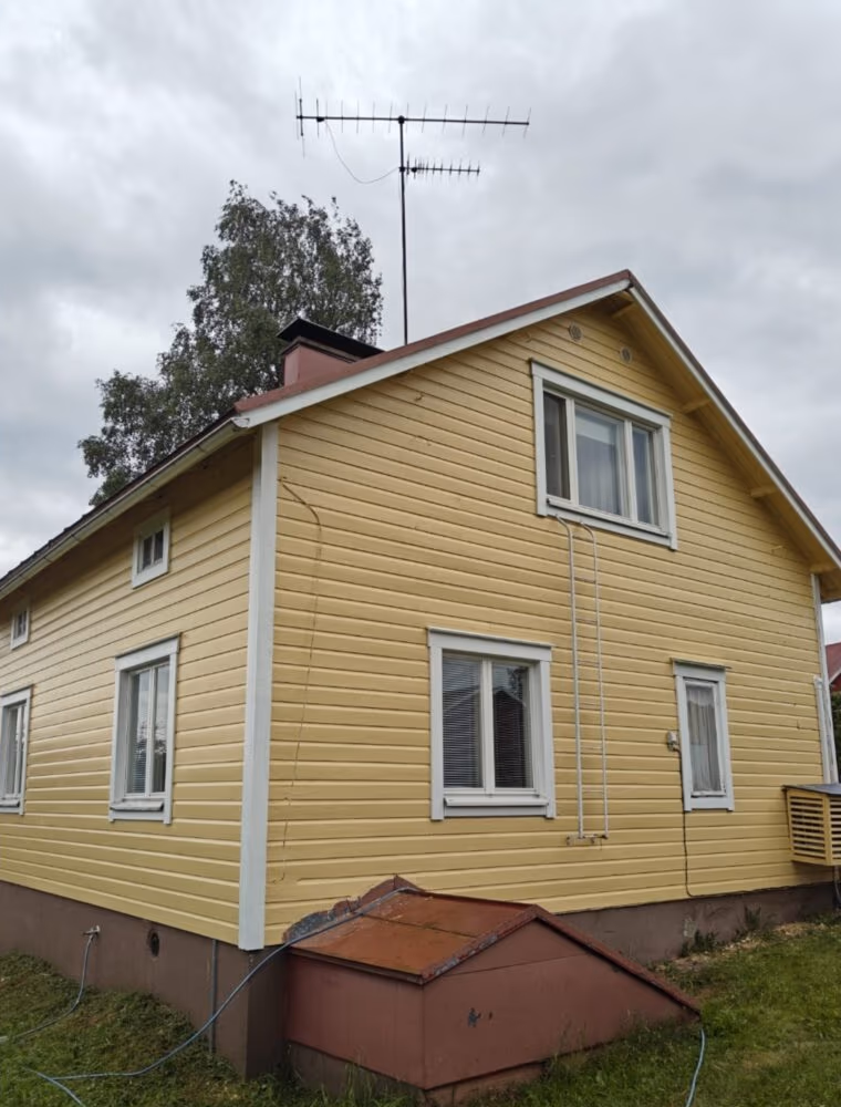 Vastamaalattu puinen ulkoverhous